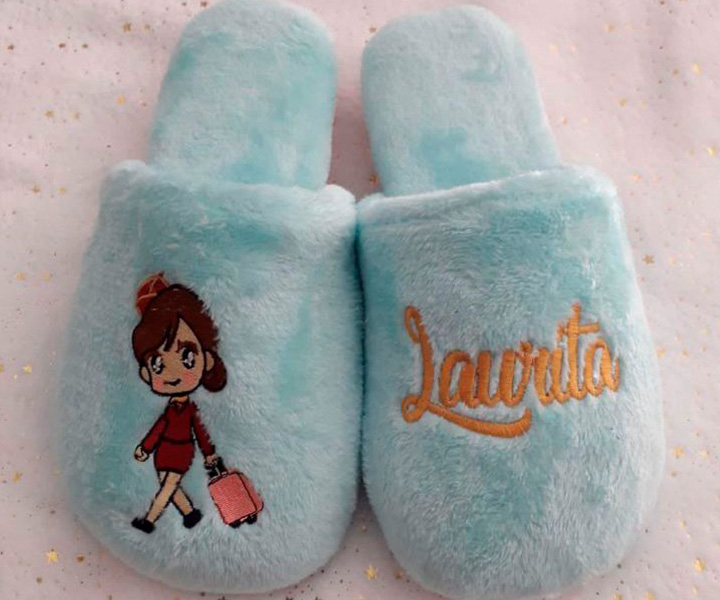 Pantuflas con bordado de niña de muñeca - 538