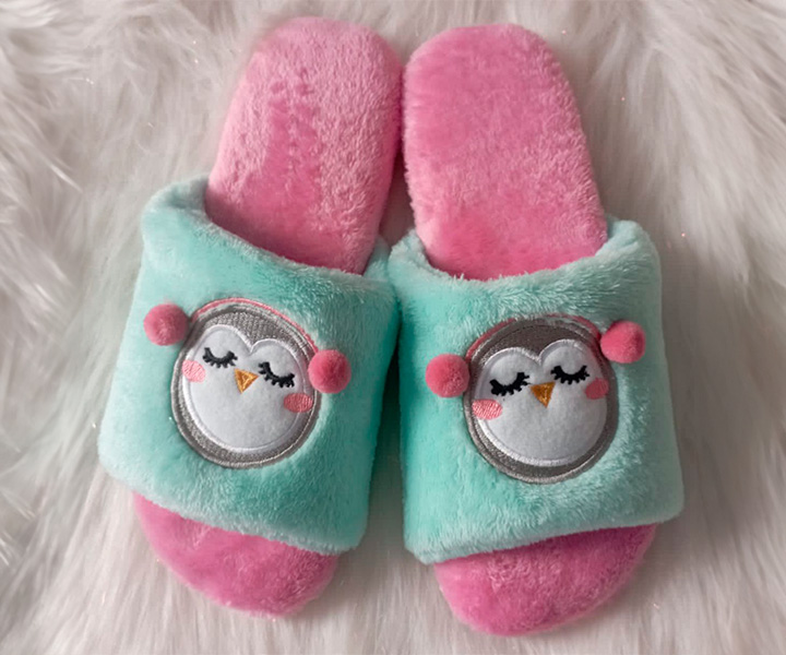 Pantuflas con bordado verde de niña de pinguino - 544