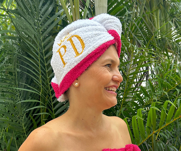 Gorro de baño para mujer bordado color blanco con fucsia - 278