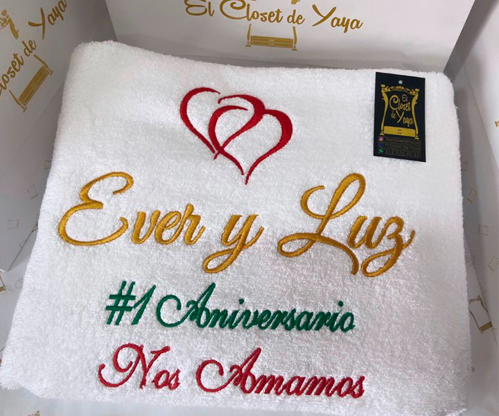 Toalla personalizada para pareja de aniversario corazones - 361