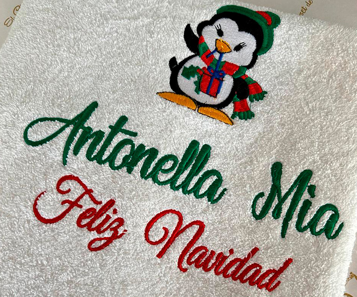 Toalla personalizada de pinguino con gorrito - 576